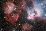 Kosmische draak blaast nachthemel nieuw leven in
